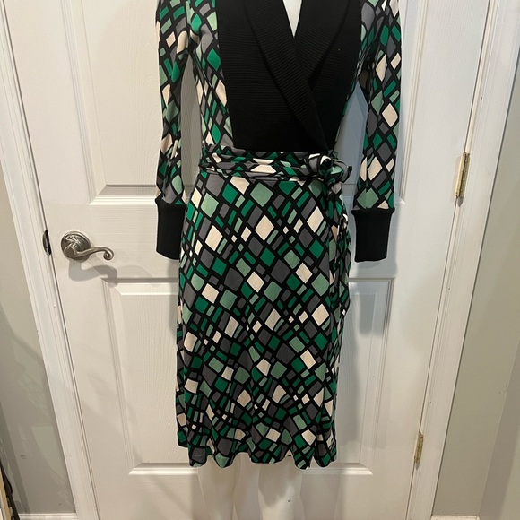 Diane VonFurstenburg Zerlinda silk jersey wrap dress in geometric print size 2 - Picture 4 of 7